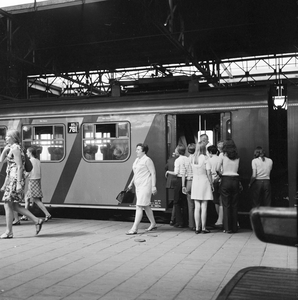 824768 Afbeelding van in- en uitstappende reizigers bij het electrische treinstel nr. 761 (mat. 1954, plan P) van de ...